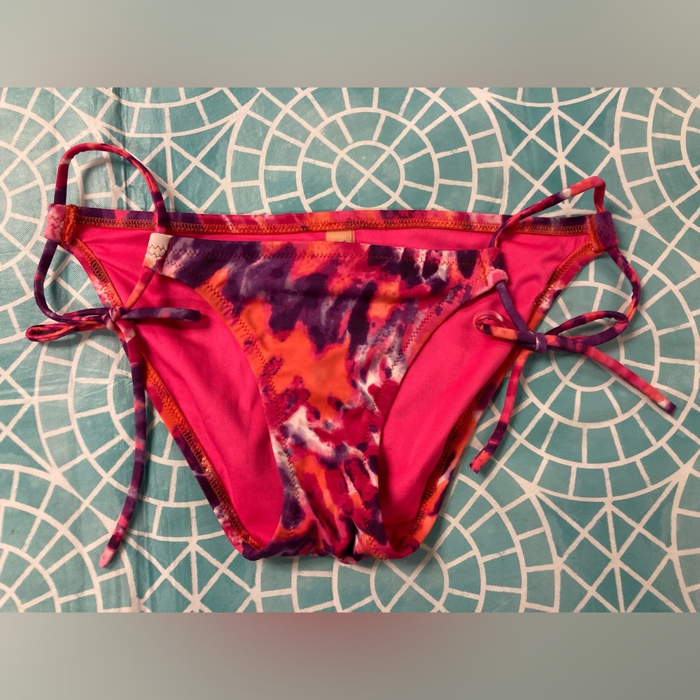 💛TODAY***$10***Victoria’s Secret tie waist, tie-dye bikini bottom.